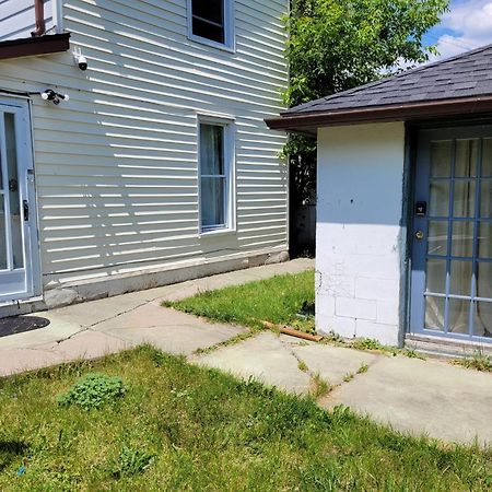 Cozy Downtown Two Bedrooms Free Parking 金斯顿 外观 照片