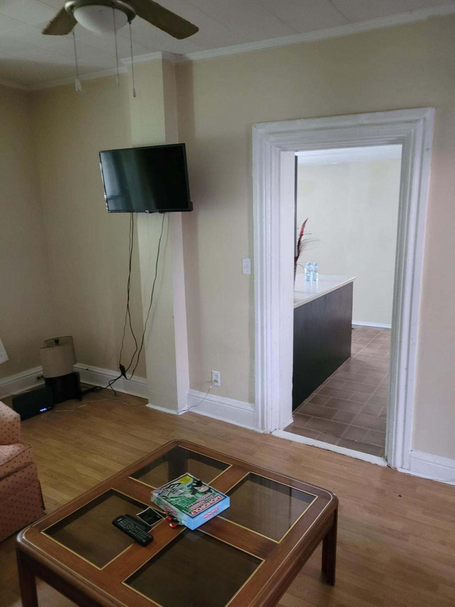 Cozy Downtown Two Bedrooms Free Parking 金斯顿 外观 照片